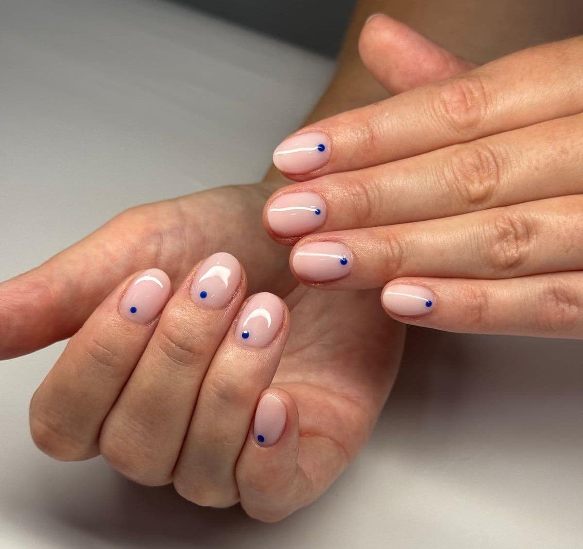 Manicura minimalista con puntos azules