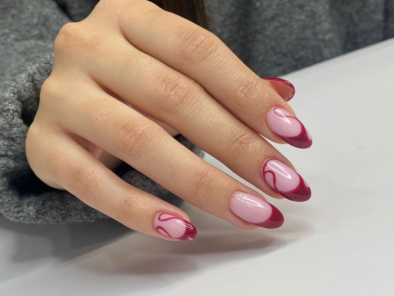 Manicura rosa con diseño ondulado