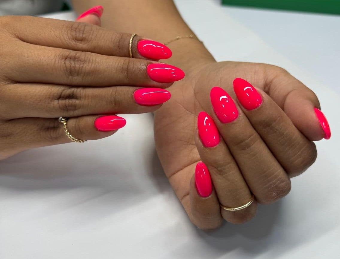 Manicura rosa coral