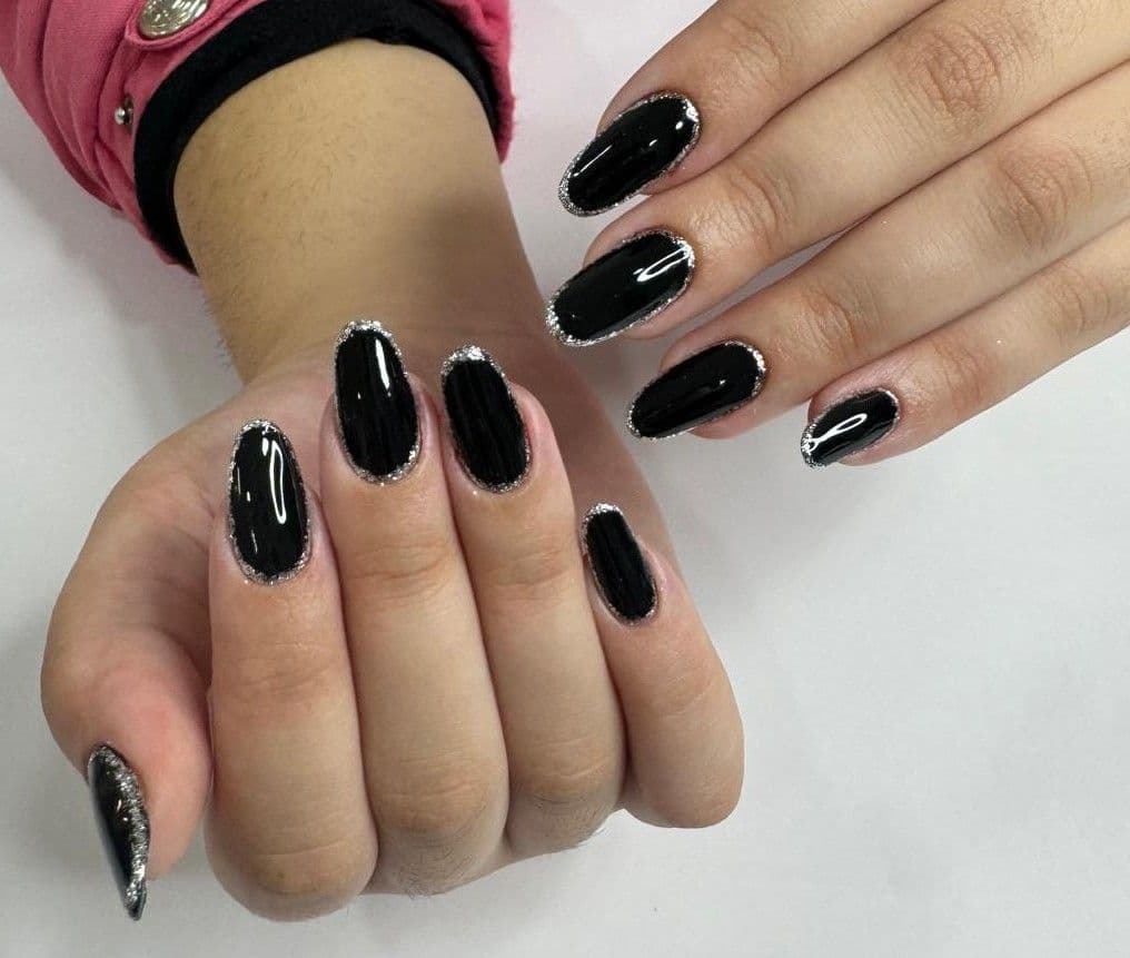 Manicura negra con glitter plateado